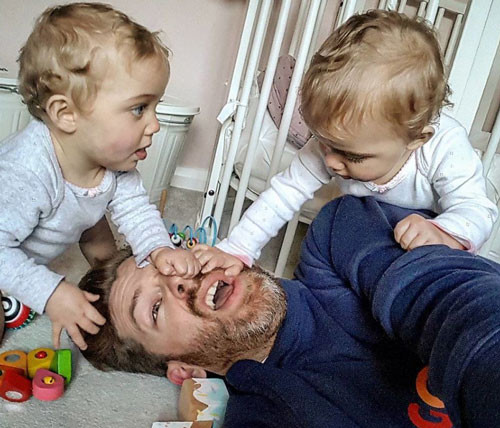 Chơi cùng các con rất dễ bị bắt nạt như thế này. Ảnh: Sina.