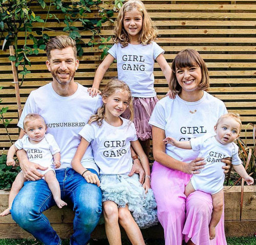 Tài khoản mạng xã hội Instagram của ông bố có 4 cô con gái này có tới hơn 20 vạn lượt theo dõi và vẫn tiếp tục tăng theo từng ngày. Ảnh: Sina.