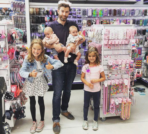 Ngay cả một việc đơn giản như đi siêu thị cũng trở nên khó khăn hơn gấp bội khi có tới 4 cô con gái đi cùng. Ảnh: Sina.