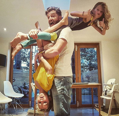 Chính điều đó đã khiến Simon trở thành một ông bố có khả năng đa nhiệm rất cao, có thể xử lý nhiều công việc cùng lúc. Ảnh: Sina.