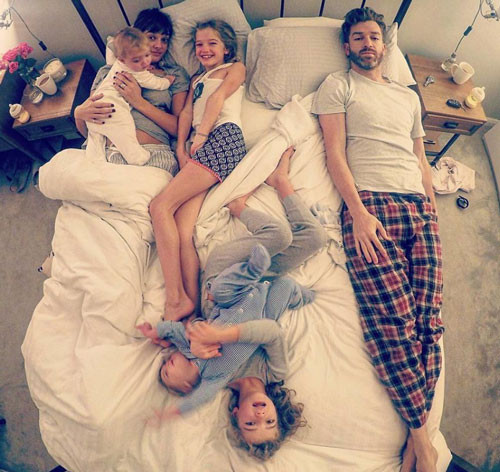 Những bức ảnh rất tự nhiên về cuộc sống thường ngày với 4 cô công chúa nhỏ của anh luôn thu hút rất nhiều người xem. Ảnh: Sina.