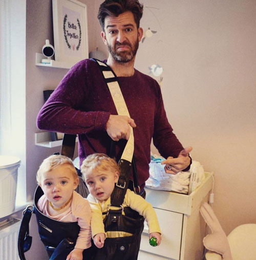 Thần kinh của Simon luôn căng lên như dây đàn với 4 cô con gái nhỏ và hàng núi công việc anh cần phải làm mỗi ngày để chăm sóc chúng. Ảnh: Sina.
