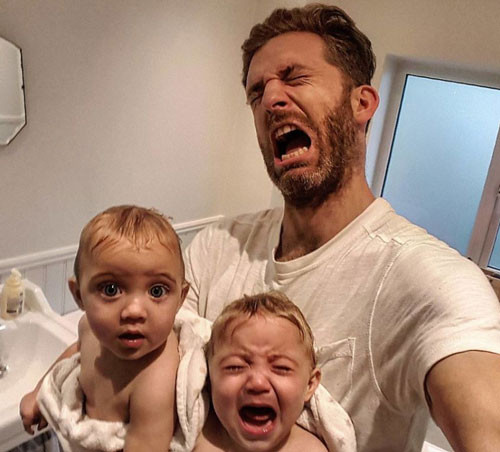 Những nét biểu cảm không thể hài hơn của ông bố 32 tuổi. Ảnh: Sina.