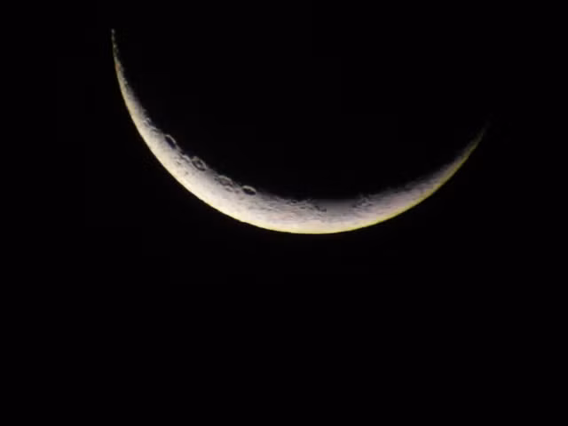 Trăng non là hiện tượng xảy ra khi Mặt trăng nằm giữa Trái đất và Mặt trời. Tại thời điểm này, phần được chiếu sáng của Mặt trăng không thể nhìn thấy từ Trái đất. Ảnh: CCTV.