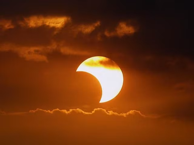 Nhật thực là hiện tượng Mặt trăng che lấp Mặt trời khi Mặt trăng, Mặt trời và Trái đất cùng nằm trên một đường thẳng. Ảnh: NatGeo.
