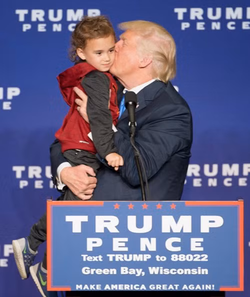 Ông Trump rất cưng nựng trẻ con. Ảnh: Sina.