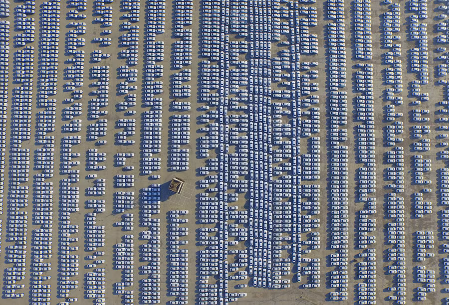 Hàng nghìn chiếc xe sau khi lắp ráp xong chờ để được xuất xưởng tại Trường Xuân. Ảnh: Theatlantic.