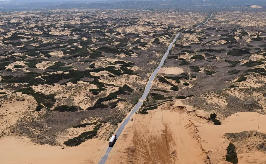 Phía sâu trong nội địa Trung Quốc lại là những vùng sa mạc hoang vắng rất ít người ở. Trong ảnh là con đường dài như vô tận đi xuyên sa mạc ở Hằng Sơn, Trung Quốc. Ảnh: Theatlantic.