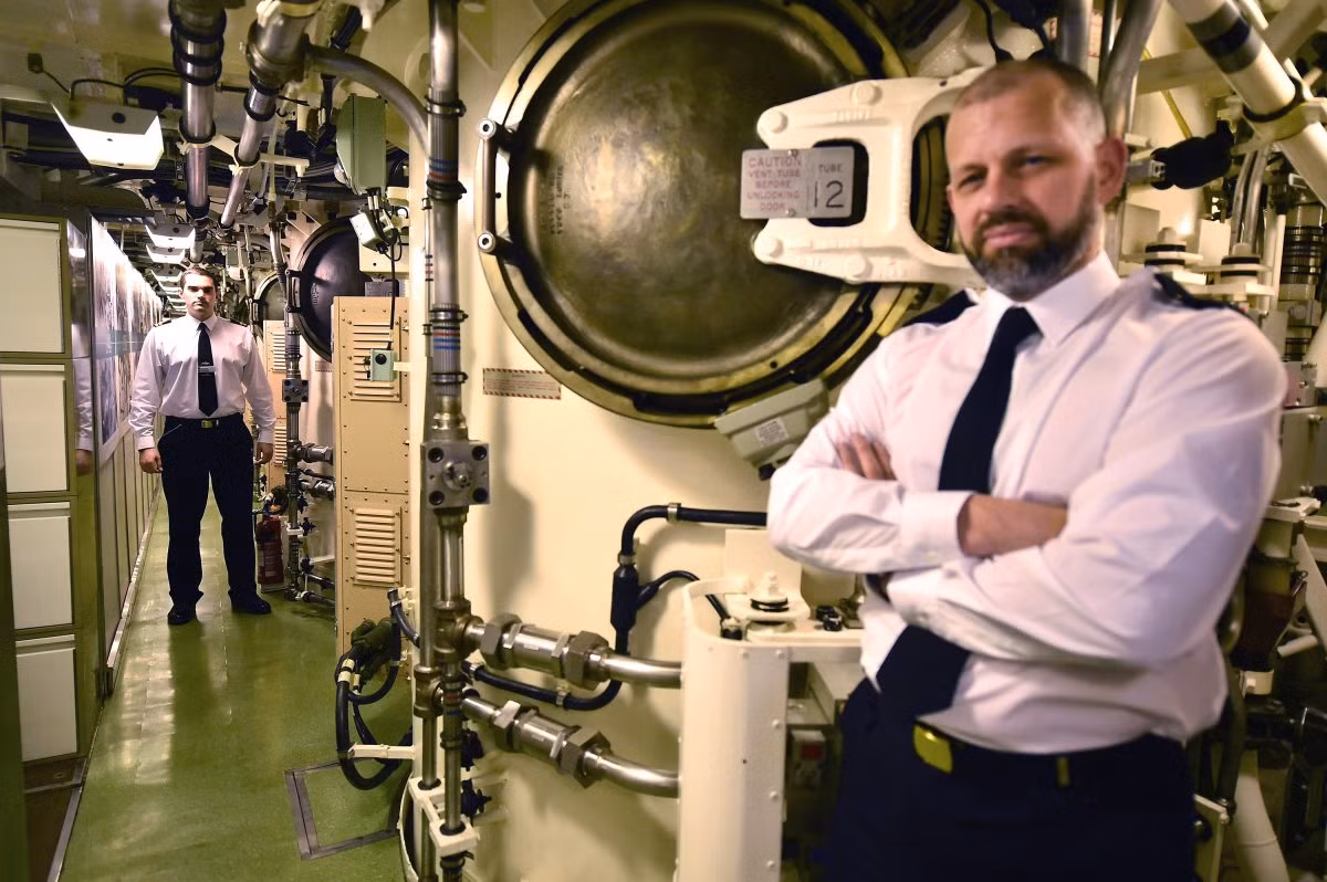 Thủy thủ ở khoang phóng ngư lôi trên tàu. Chiếc tàu ngầm hạt nhân của Anh này được trang bị 4 ống phóng ngư lôi 533mm và 16 ống phóng tên lửa mang đầu đạn hạt nhân Trident. Nguồn ảnh: BI.