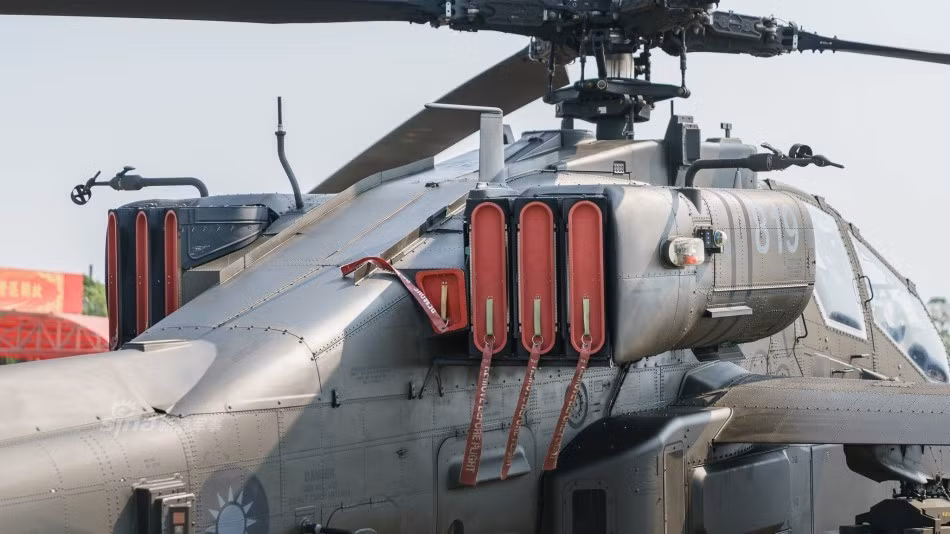 Động cơ và hệ thống lái của AH-64 nổi tiếng về độ ổn định và khả năng cơ động cũng như có tiếng ồn cực thấp. Đây là một trong số những trực thăng chiến đấu hiếm hoi có khả năng đánh du kích từ trên không. Nguồn ảnh: Sina.