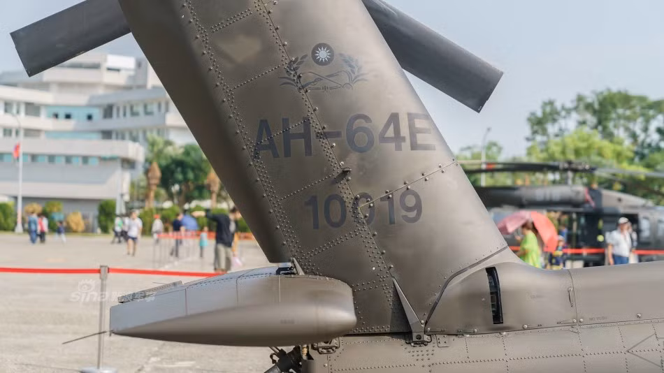 Hệ thống lái được trợ lực bằng máy tính giúp ổn định máy bay ở vận tốc cao làm tăng độ cơ động của phi công. Tốc độ tối đa của AH-64E chạm ngưỡng 300 km/h và có trần bay lên tới độ cao 7000 mét. Nguồn ảnh: Sina.