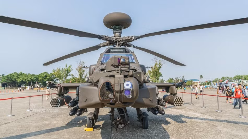 AH-64E được coi là phiên bản trực thăng chiến đấu Apache có khả năng tác chiến điện tử mạnh mẽ nhất trong số các biến thể AH-64. Nguồn ảnh: Sina.