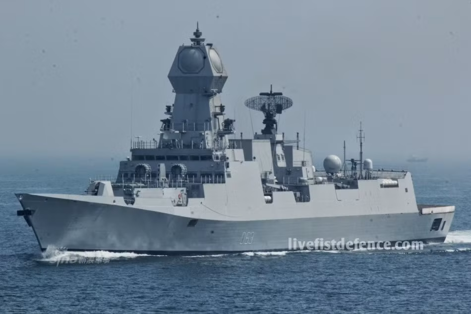 Có được khả năng đó là do lớp vỏ bọc đặc biệt được phủ lên đến hơn 70% diện tích thành tàu có tác dụng hấp thụ sóng radar. Mặc dù vậy do cấu trúc này không kín hoàn toàn nên chiếc khu trục hạm này không có khả năng tàng hình tuyệt đối như khu trục hạm lớp Zulwalt của Mỹ. Nguồn ảnh: Livefistdefence.