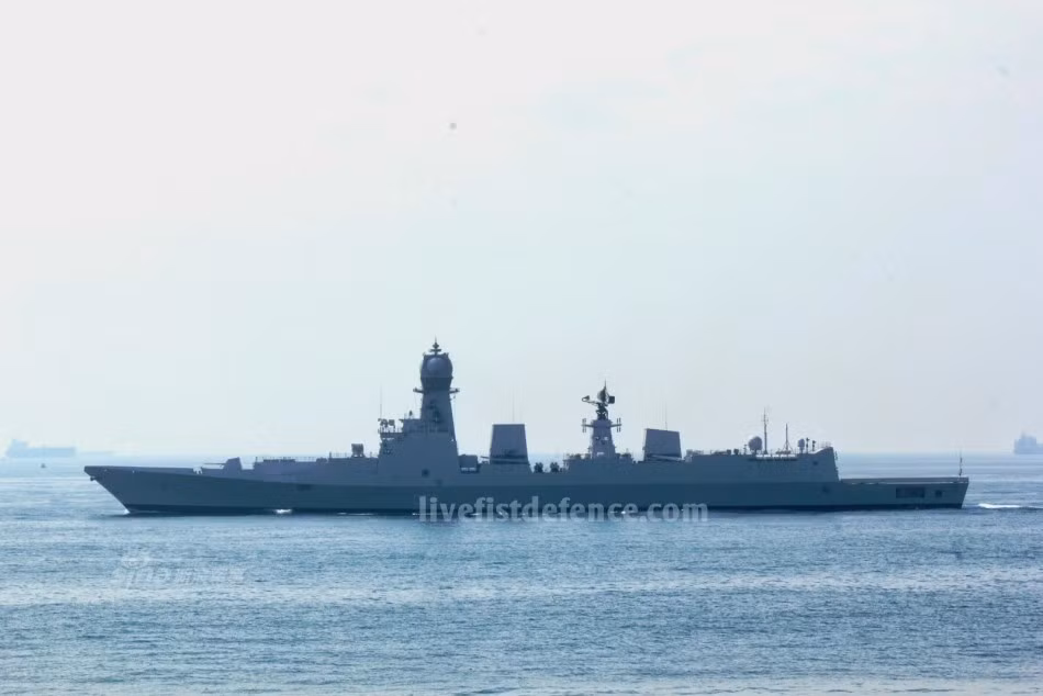 Ở tốc độ hành trình 18 knots tương đương với khoảng 33km/h, khu trục hạm này có tầm hoạt động trong vùng biển rộng 15.000 km vuông. Nguồn ảnh: Livefistdefence.