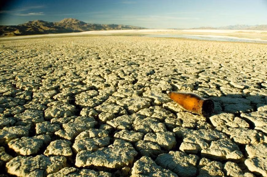 Rất nhiều sa mạc trên thế giới là nơi từng có nước như bình thường nhưng qua thời gian chúng bị sa mạc hóa do hạn hán lâu ngày tạo nên hình ảnh mặt đất ở nơi vốn dĩ là lòng hồ, lòng sông bị nứt nẻ với những khe nứt có thể sâu đến hàng mét. Ảnh: Ranker.