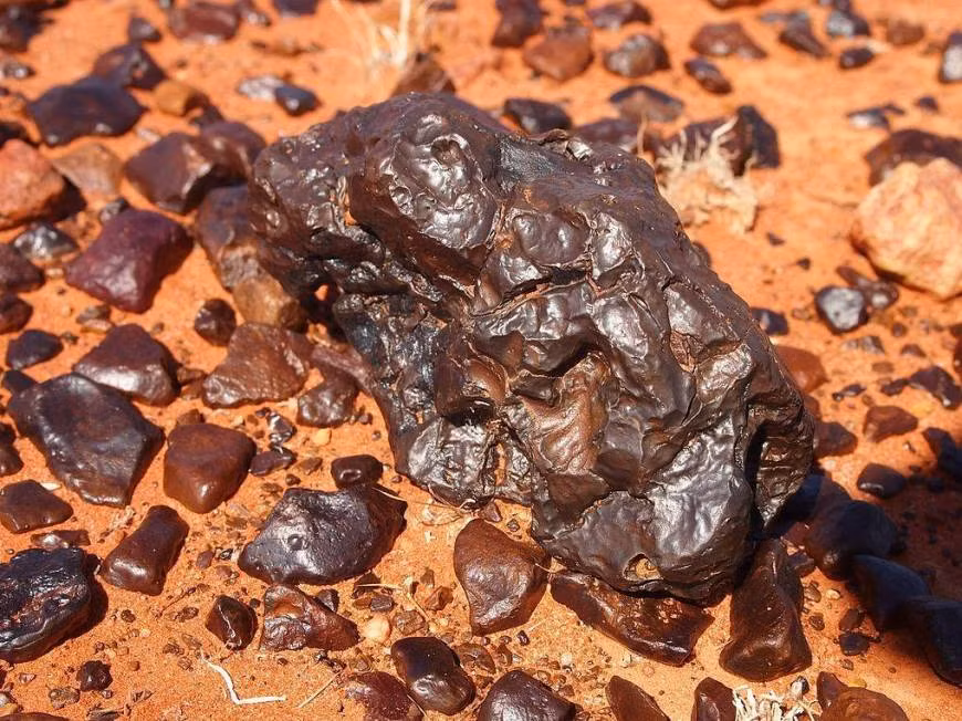 Đá đánh "véc-ni" hay "đá bóng" là hiện tượng lạ xảy ra với các hòn đá bóng loáng như được phủ một lớp sơn lên phía trên. Ảnh: Ranker.