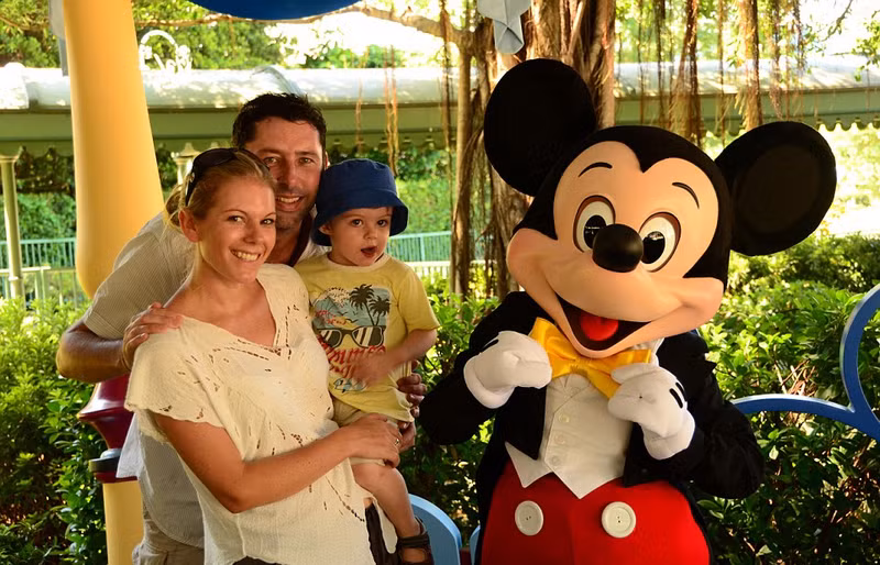 Không thể thiếu trong lịch trình đó là việc ghé thăm các công viên Disneyland trên suốt các cuộc hành trình. Tính đến thời điểm hiện tại, Cery đã ghé thăm tổng cộng 13 công viên Disneyland trên khắp thế giới. Ảnh: Sina.