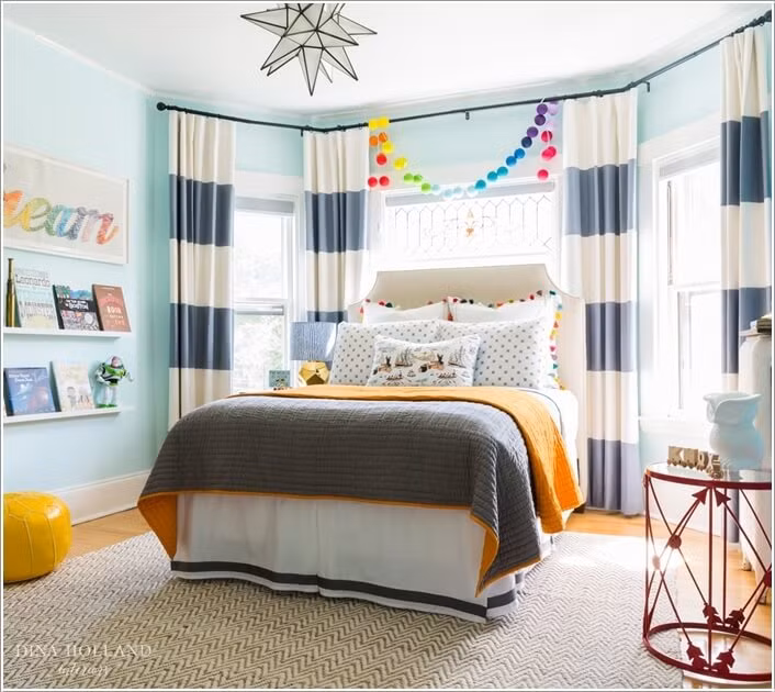 Nếu quá ngại trong việc tiêu tốn thời gian và chi phí sơn sửa lại phòng cho bé, cha mẹ có thể sử dụng rèm cửa, ga trải giường làm điểm nhấn với họa tiết kẻ sọc. Ảnh: AID.