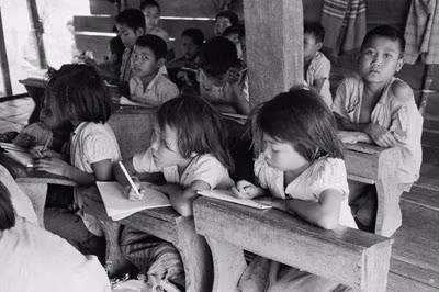 Những lớp học trong điều kiện thiếu thốn như thế này không thể ngăn cản được con đường đến với con chữ của thế hệ cha anh chúng ta. Ảnh: Komtum.