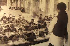 Thường những địa điểm như chùa chiền, nhà văn hóa, ủy ban... ở những vùng sơ tán đều được trưng dụng để tổ chức lớp học. Ảnh: Baogialai.