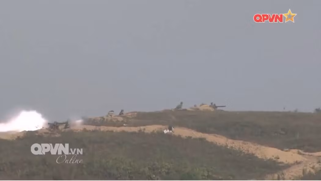 Sau loạt hỏa lực chế áp của pháo binh, các đơn vị của Sư đoàn Bộ binh 312 đồng loạt triển khai cơ động vào các vị trí tấn công. Nguồn ảnh: QPVN.