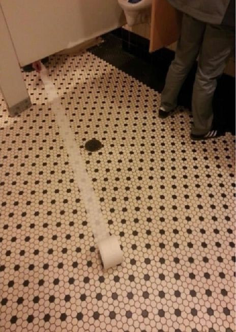 Khi con người ta gặp vận đen thì ngay cả những khoảnh khắc thư giãn nhất cũng có thể biến thành thảm họa. Ảnh: 9gag.