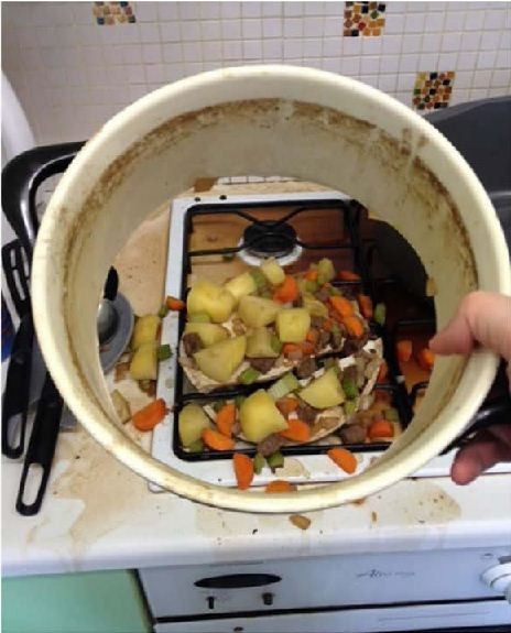 Bữa ăn sắp xong rồi thì cái nồi lại... phản chủ. Ảnh: 9gag.