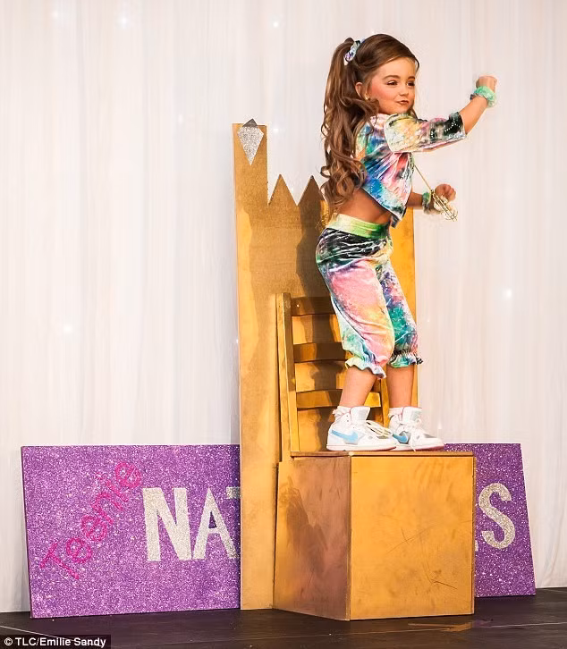 Một thí sinh tự tin tạo dáng để chụp ảnh. Ảnh: Dailymail.