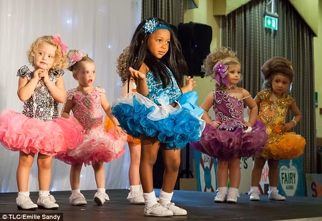 ... và phần thi năng khiếu như những cuộc thi dành cho người lớn. Ảnh: Dailymail.