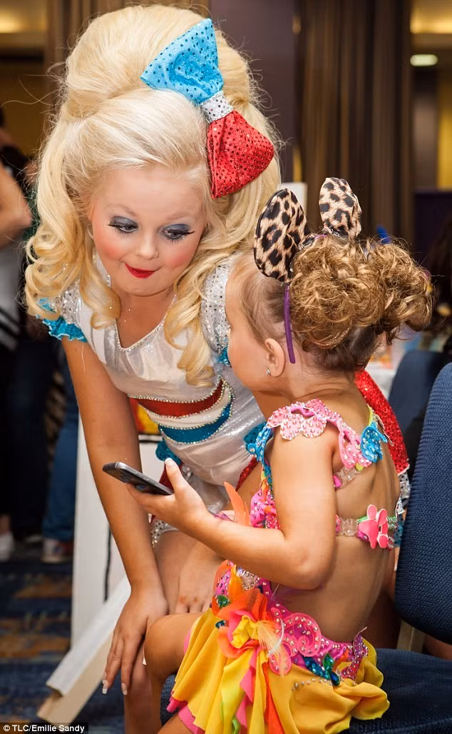 Thậm chí, có những em nhỏ chỉ 1-2 tuổi cũng đến theo dõi để "học tập kinh nghiệm" cho bản thân mình sau này. Ảnh: Dailymail.