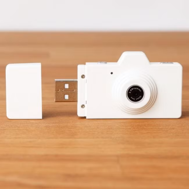 USB có gắn camera. Chụp ảnh trong nháy mắt và cắm thẳng vào máy tính để xem. Đây cũng có thể coi là một máy quay gián điệp vì mức độ nhỏ gọn trong lòng bàn tay của nó. Ảnh: Brightside.