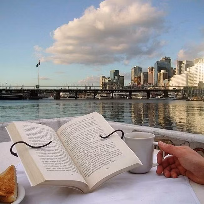 Giá đọc sách trên bàn. Một thiết kế thông minh và đơn giản cho những ai chăm đọc sách nhưng lại lười... cầm sách. Ảnh: Brightside.