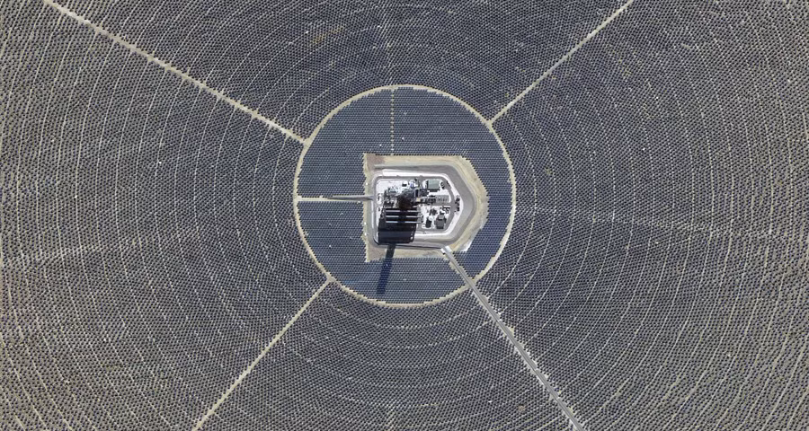 Cánh đồng năng lượng mặt trời với hàng triệu tấm kính thu năng lượng ở gần Califonia. Ảnh: Theatlantic.