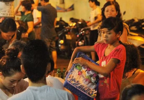 Chúng ta bắt gặp rất nhiều em bé bán kẹo cao su và vé số tại các thành phố lớn như Hà Nội và TP HCM. Ảnh: Baomoi.