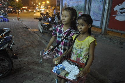 Mặc dù vậy, đây vẫn được coi là công việc duy nhất các em có thể làm ở các thành phố lớn để kiếm tiền phụ giúp gia đình. Ảnh: Tin247.