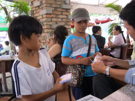 Những em nhỏ này thường là những cô cậu bé có hoàn cảnh khó khăn, nhà nghèo, bỏ học lên thành phố kiếm sống. Ảnh: CTLMK.