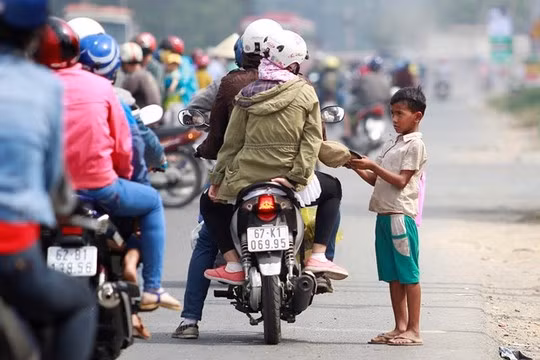 Ngày nay, càng ngày càng nhiều hình ảnh các em bé bán hàng rong trên phố. Các em phải đối mặt với nguy cơ bị lạm dụng lao động hay thậm chí là lạm dụng tình dục và dễ sa ngã khi tuổi còn quá nhỏ. Ảnh: Nguoilaodong.