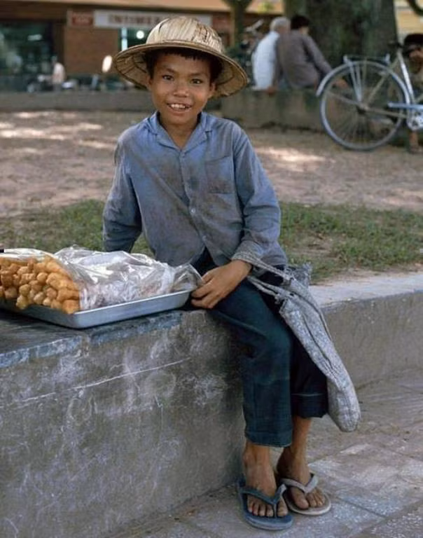 Bán hàng rong là một nghề có từ lâu đời ở nước ta, thậm chí ở Hà Nội thời bao cấp đã xuất hiện bán hàng rong dù khi đó đi học được miễn phí hoàn toàn. Ảnh: Kienthuc.