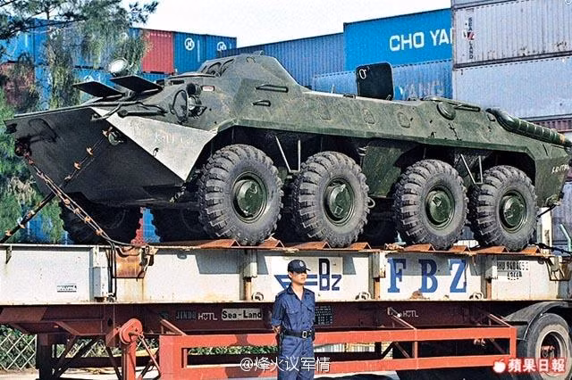 Tháng 3/2000, Hải quan Hồng Kông đã tóm gọn một lô hàng gồm 5 chiếc BTR-70 đang nằm trong các container, mặc dù không hề tìm được bất cứ các thông tin nào về việc xin quá cảnh của những lô hàng này. Nguồn ảnh: QQ.
