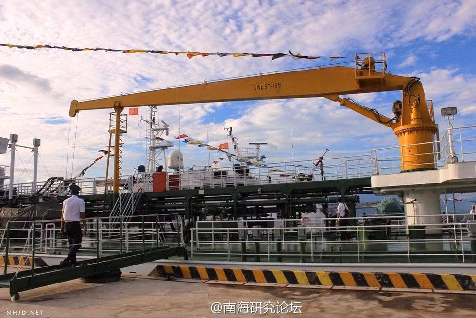 Một vài người còn hài hước cho rằng những con tàu CSB đời mới của Việt Nam này còn xịn hơn cả... tàu sân bay Liêu Ninh của Trung Quốc. Nguồn ảnh: QQ.