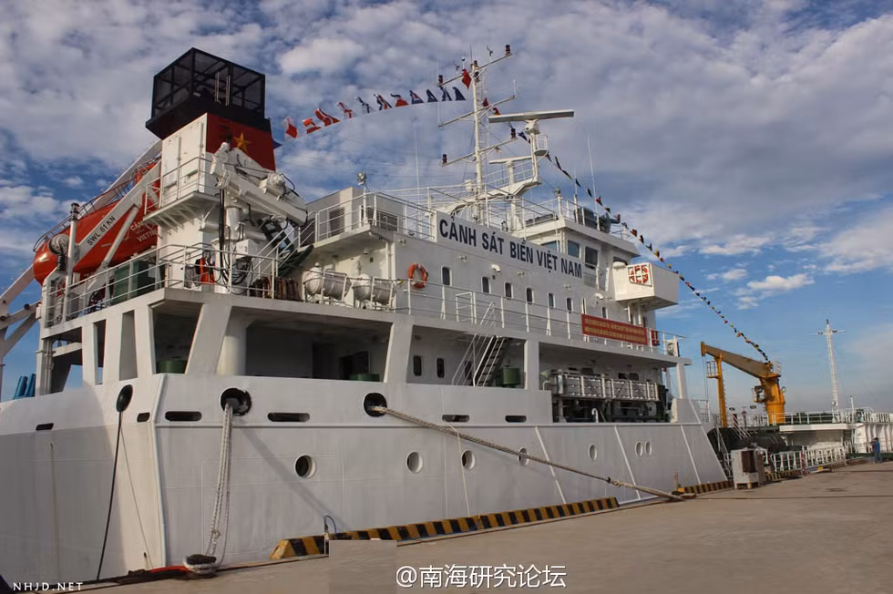 Tàu Cảnh sát biển CSB-7011 là loại tàu vận tải đa năng có khả năng mang theo tới 2000 mét khối nước ngọt, 500 mét khối dầu, có hải trình dự trữ 6000 hải lý và chịu được bão cấp 11. Nguồn ảnh: QQ.