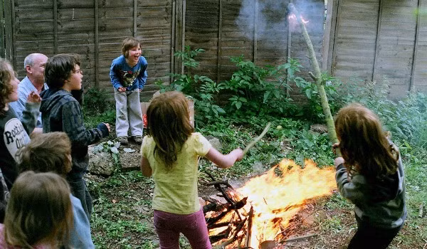 Người lớn Đức khi thấy trẻ con nghịch lửa thậm chí còn... vào hùa nghịch cùng các em. Việc để trẻ con biết được sức mạnh của lửa và nước cũng chính là cách người Đức dạy cho bé những bài học về sức mạnh khổng lồ của tự nhiên ngay từ nhỏ. Ảnh: Theatlantics.