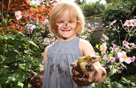 Cha mẹ Đức không những không sợ con mình nghịch bẩn mà còn khuyến khích và nghịch cùng con để dạy cho bé những bài học về tự nhiên xung quanh. Ảnh: Culture.