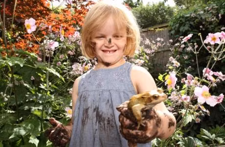 Cha mẹ Đức không những không sợ con mình nghịch bẩn mà còn khuyến khích và nghịch cùng con để dạy cho bé những bài học về tự nhiên xung quanh. Ảnh: Culture.