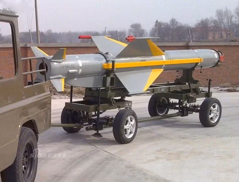 KD-88 trên bệ kéo sẵn sàng được lắp vào các máy bay tiêm kích chiến đấu. Đây được coi là một trong những loại tên lửa không đối đất lợi hại nhất do Trung Quốc tự sản xuất. Nguồn ảnh: CCTV.