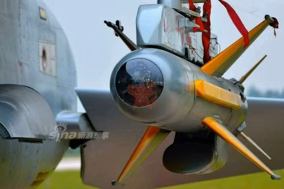 Tên lửa KD-88 với hệ thống cảm biến và mắt thần dẫn đường chỉ thị mục tiêu. Được phát triển từ dòng C-802, KD-88 ra đời từ năm 2006 và phiên bản xuất khẩu có tên C-802KD. Nguồn ảnh: CCTV.