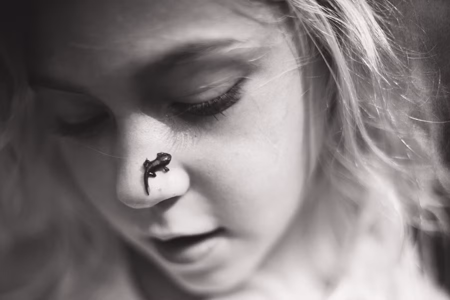 Bức ảnh "Cô gái nòng nọc" ghi lại hình ảnh một chú nòng nọc đang lột xác trên mũi một cô gái trẻ. Ảnh: Theatlantic.