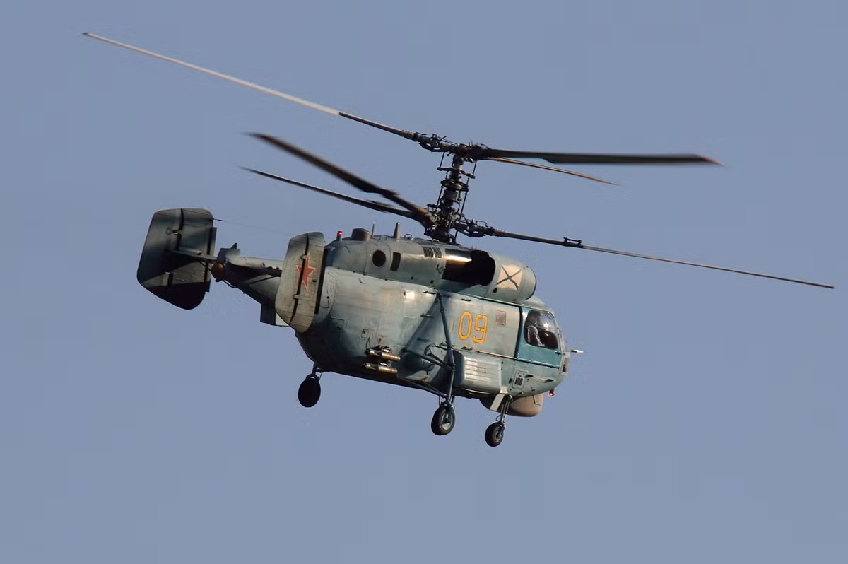 Việc lược bỏ cánh quạt đuôi triệt tiêu mô men xoay giúp cắt giảm chiều dài đuôi, cũng sẽ giảm bớt khả năng bị trúng đạn hoặc tên lửa của đối phương và tăng cường khả năng kiểm soát của phi công vì toàn bộ phần đuôi máy bay có thể dễ dàng được phi công nhìn thấy qua kính chiếu hậu chứ không nằm trong điểm mù như trên các loại trực thăng khác. Nguồn ảnh: Keysug.