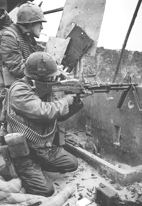 Với trọng lượng lên tới 10 kg và độ dài hơn 1 mét, đây là một khẩu súng máy khá cồng kềnh nhưng bù lại nó có tầm bắn lên tới hơn 1000 mét giúp xạ thủ có thể an toàn bắn yểm trợ tấn công từ tuyến 2. Nguồn ảnh: Pinterest.