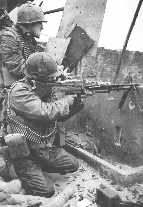 Với trọng lượng lên tới 10 kg và độ dài hơn 1 mét, đây là một khẩu súng máy khá cồng kềnh nhưng bù lại nó có tầm bắn lên tới hơn 1000 mét giúp xạ thủ có thể an toàn bắn yểm trợ tấn công từ tuyến 2. Nguồn ảnh: Pinterest.